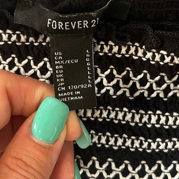 Forever 21 Womens L Cropped Black and White Shoulder Tie Smocked Tube Top Y2K - Picture 5 of 6